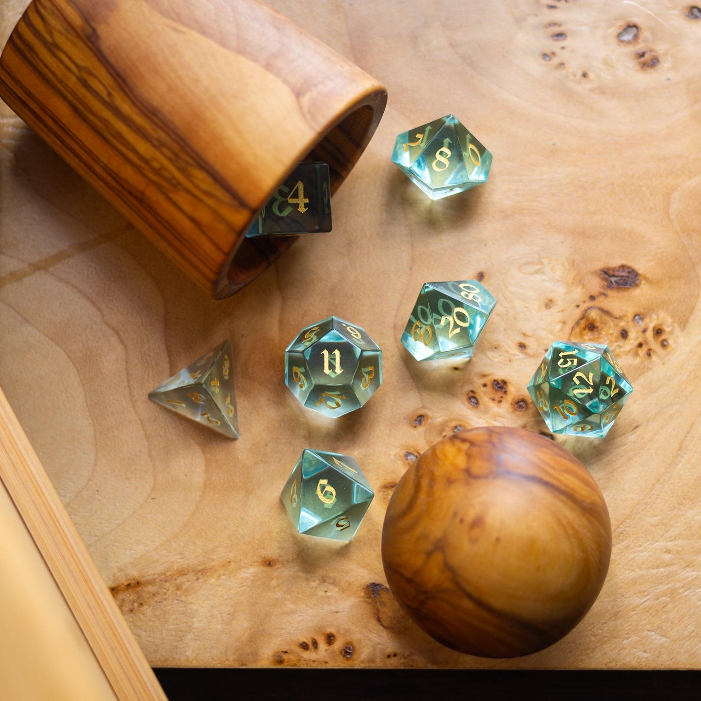 Juego de dados DND de cristal verde tallados a mano