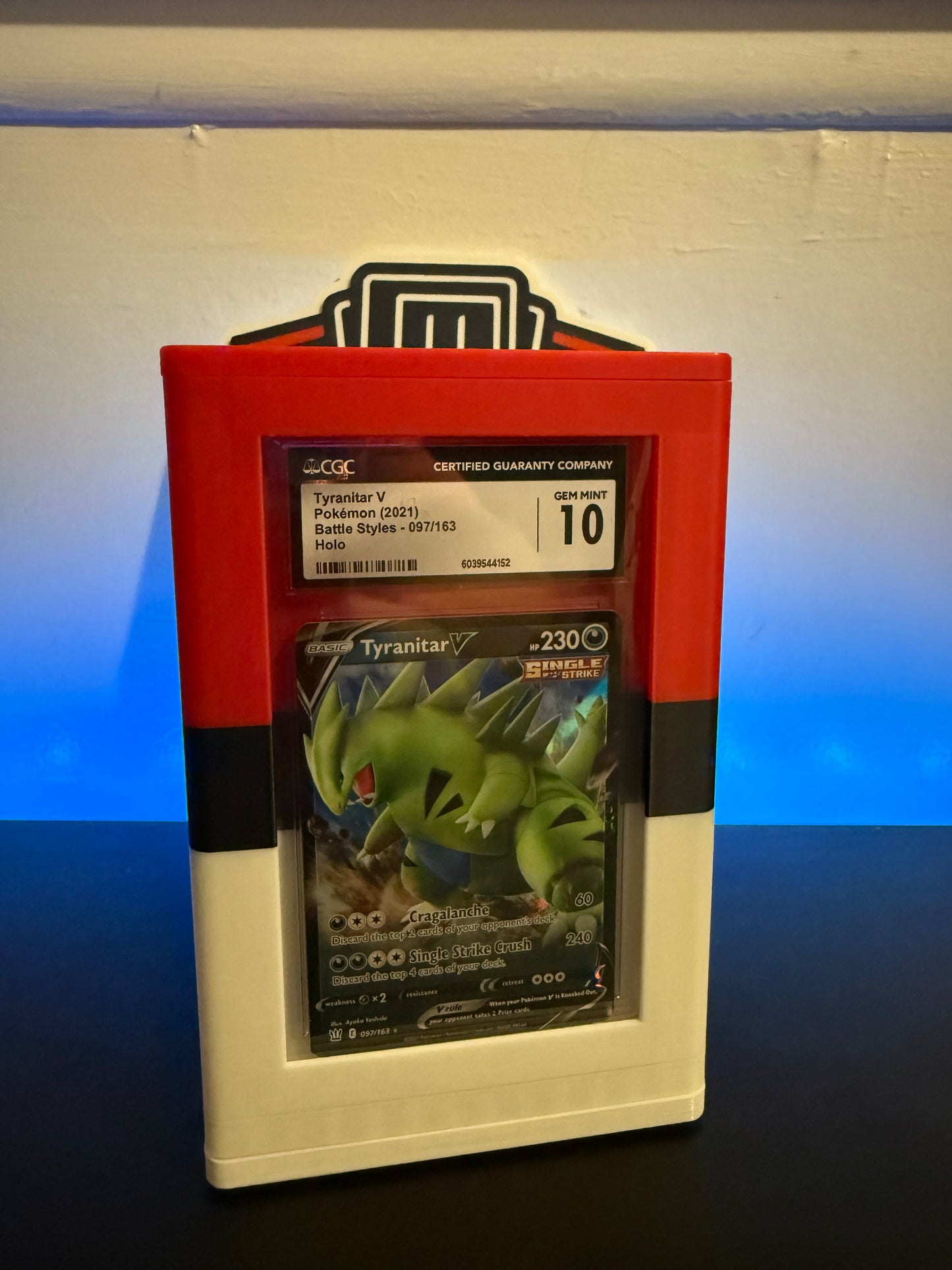 La base para losas de The Pulling Guard - Rayas rojas y blancas - Expositor giratorio para tarjetas calificadas - Compatible con CGC, TAG, PSA, AGS - NO COMPATIBLE CON BECKETT