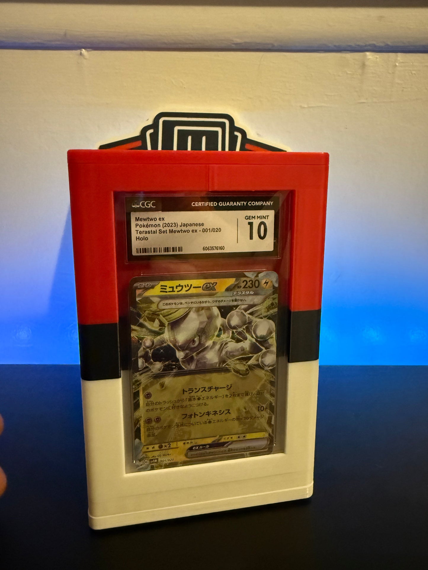 La base para losas de The Pulling Guard - Rayas rojas y blancas - Expositor giratorio para tarjetas calificadas - Compatible con CGC, TAG, PSA, AGS - NO COMPATIBLE CON BECKETT
