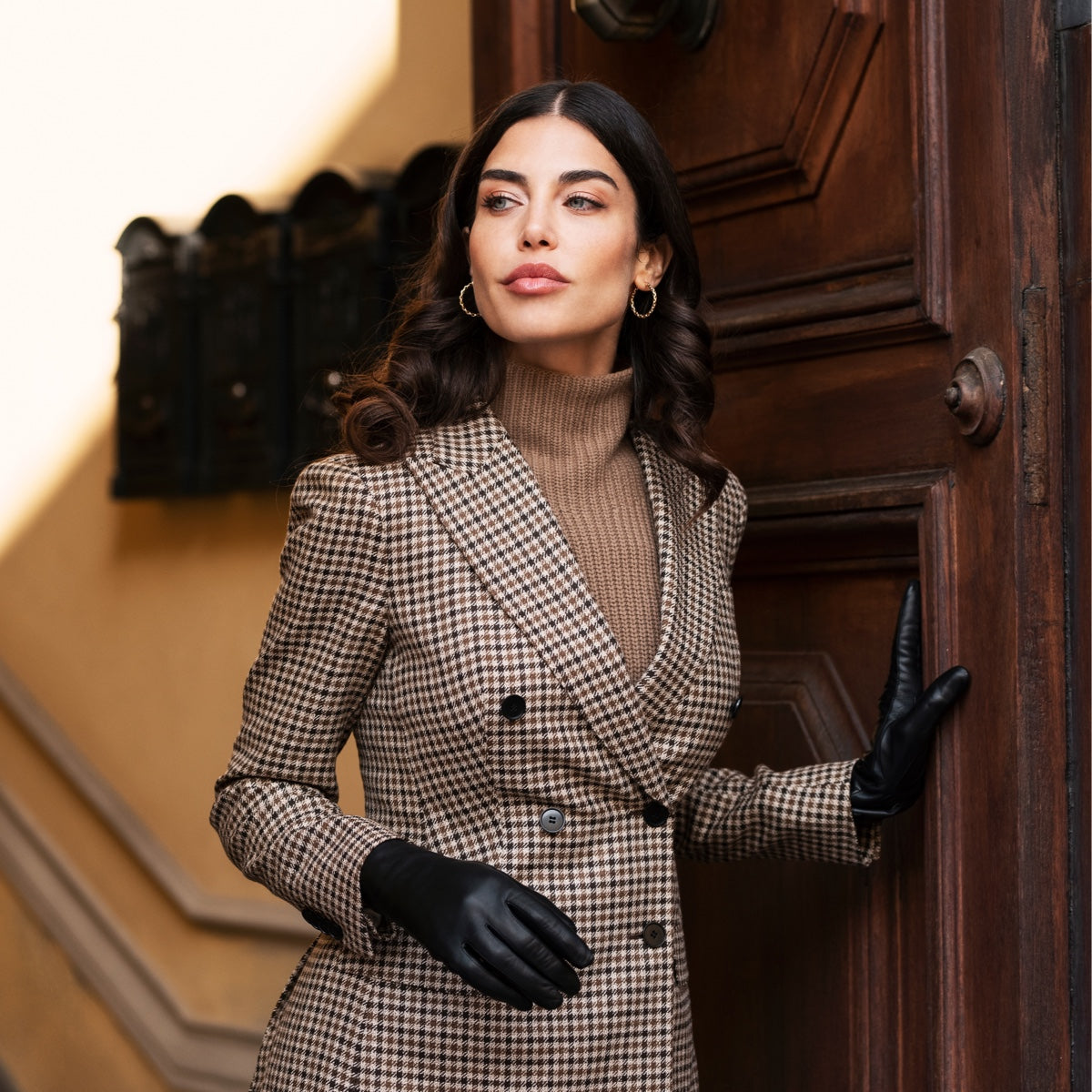 Isabella (black) - Italian lambskin leather gloves with cashmere lining & touchscreen feature — photo 8 of 10
