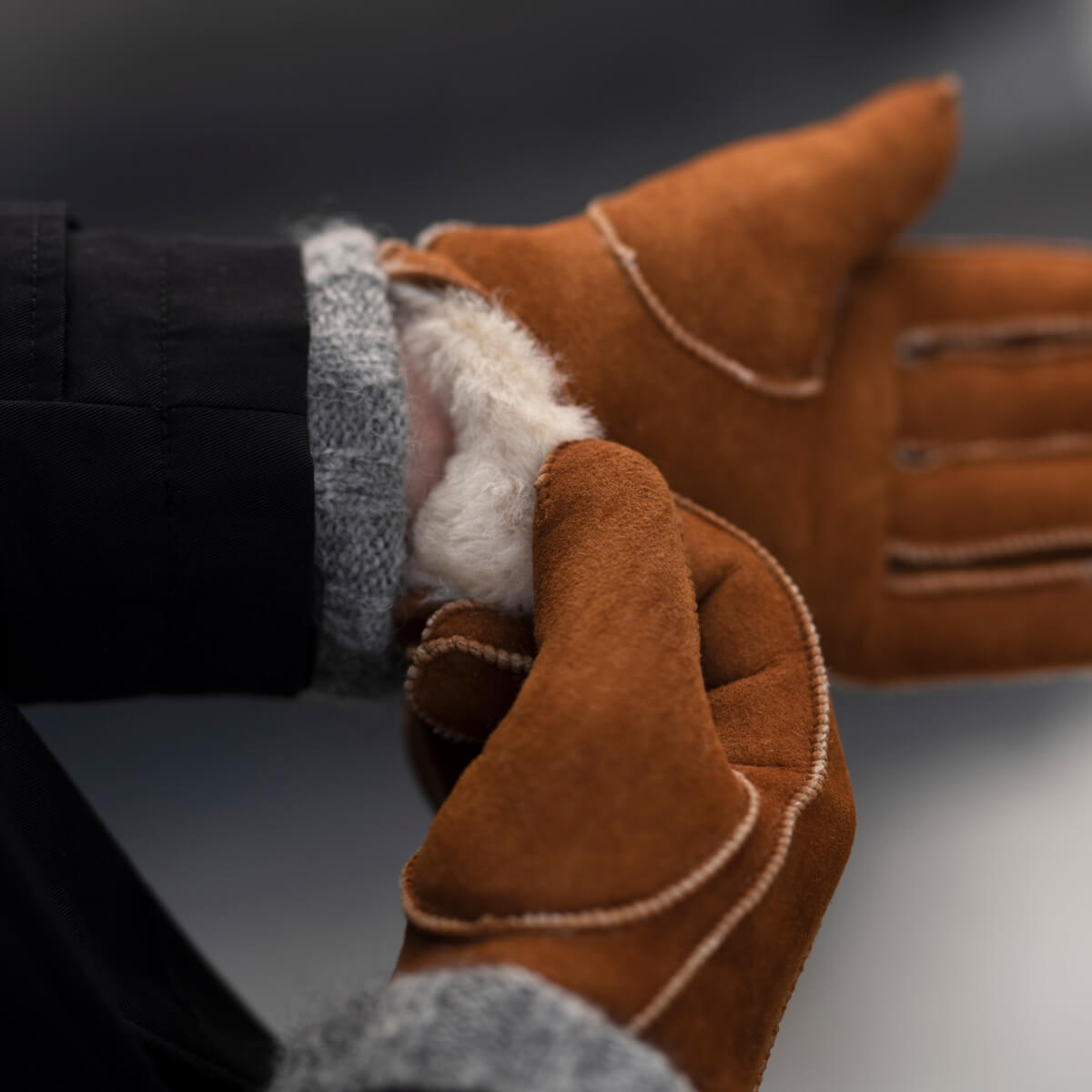 Jack (camel) – Suede leather gloves with luxurious sheep fur lining — photo 4 of 7