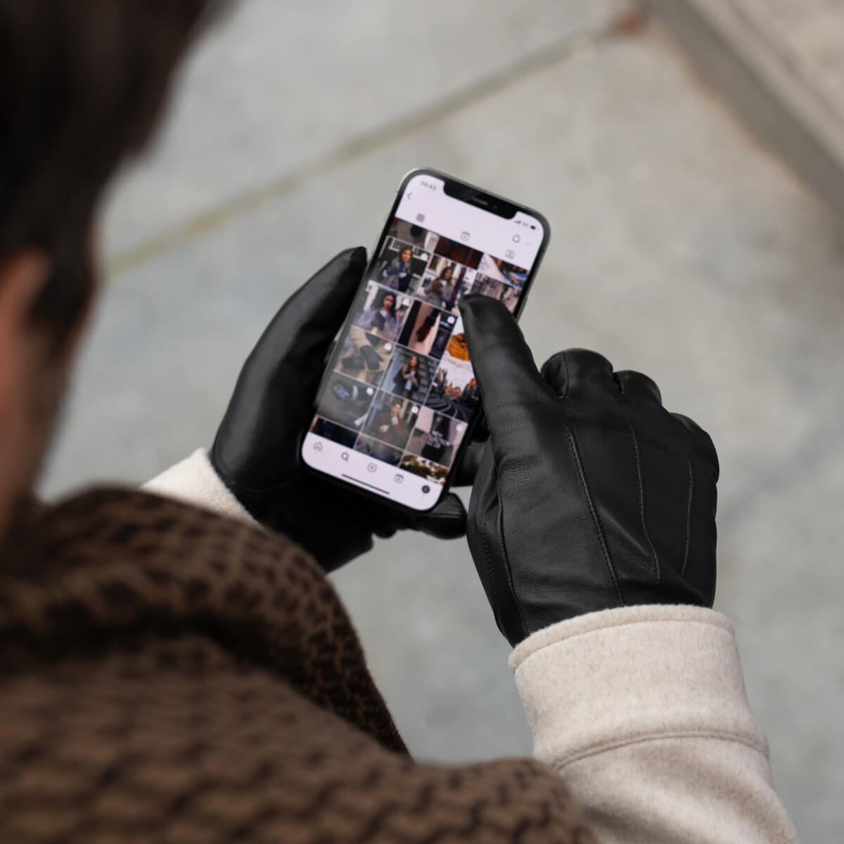 Julian (black) - Classic sheepskin leather gloves with warm fleece lining and touchscreen feature — photo 3 of 10