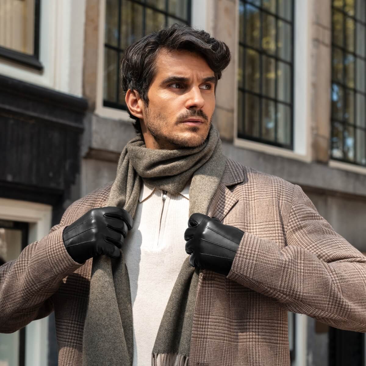 Julian (black) - Classic sheepskin leather gloves with warm fleece lining and touchscreen feature — photo 5 of 10