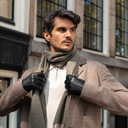 Julian (black) - Classic sheepskin leather gloves with warm fleece lining and touchscreen feature — photo 5 of 10