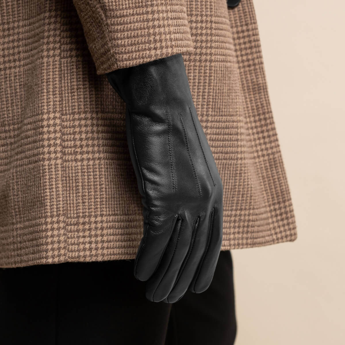 Julian (black) - Classic sheepskin leather gloves with warm fleece lining and touchscreen feature — photo 6 of 10