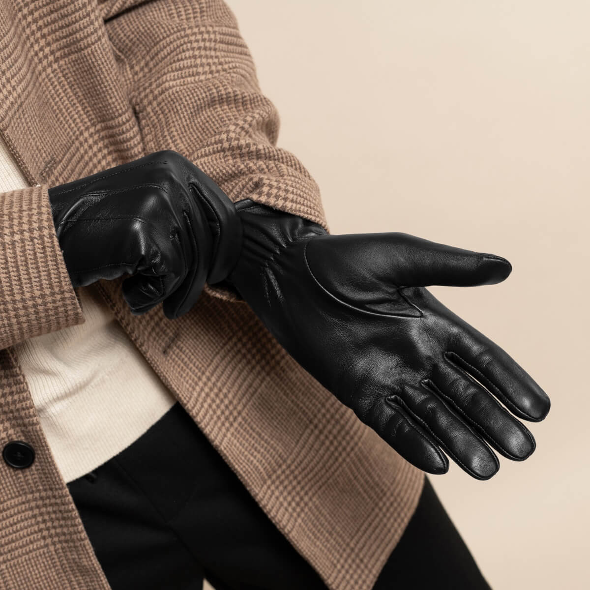 Julian (black) - Classic sheepskin leather gloves with warm fleece lining and touchscreen feature — photo 8 of 10