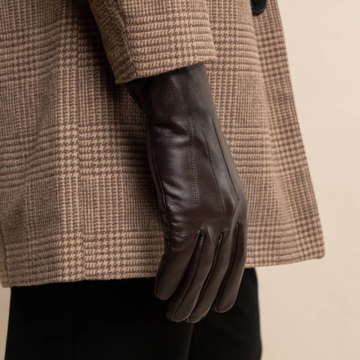 Julian (dark brown) - Classic sheepskin leather gloves with warm fleece lining and touchscreen feature — photo 3 of 9