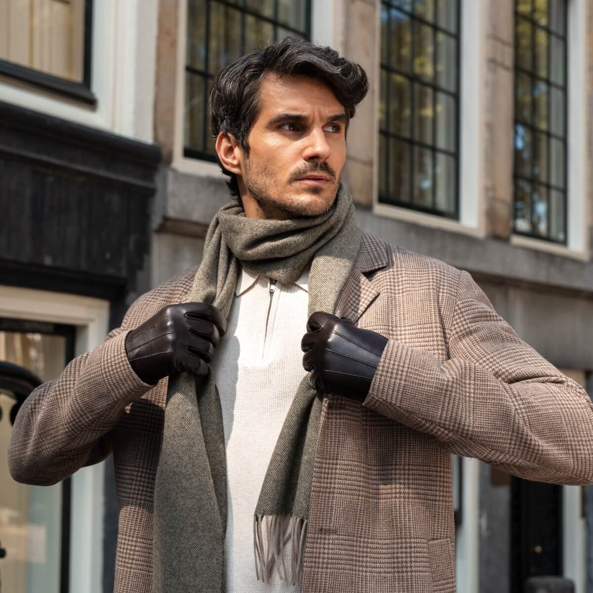 Julian (dark brown) - Classic sheepskin leather gloves with warm fleece lining and touchscreen feature — photo 4 of 9