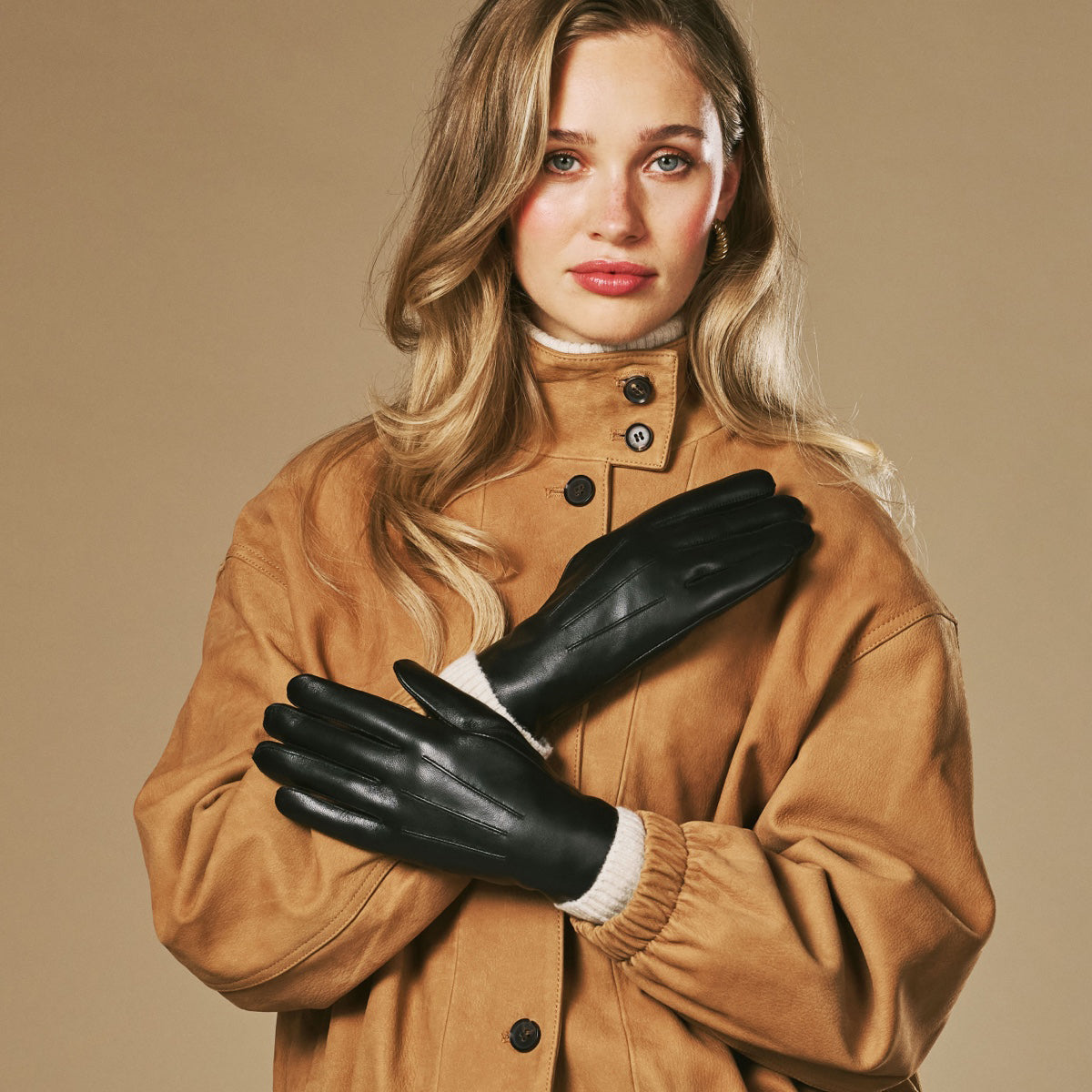 Julietta (black) - Lambskin leather gloves with plush rabbit fur lining and touchscreen feature — photo 5 of 10