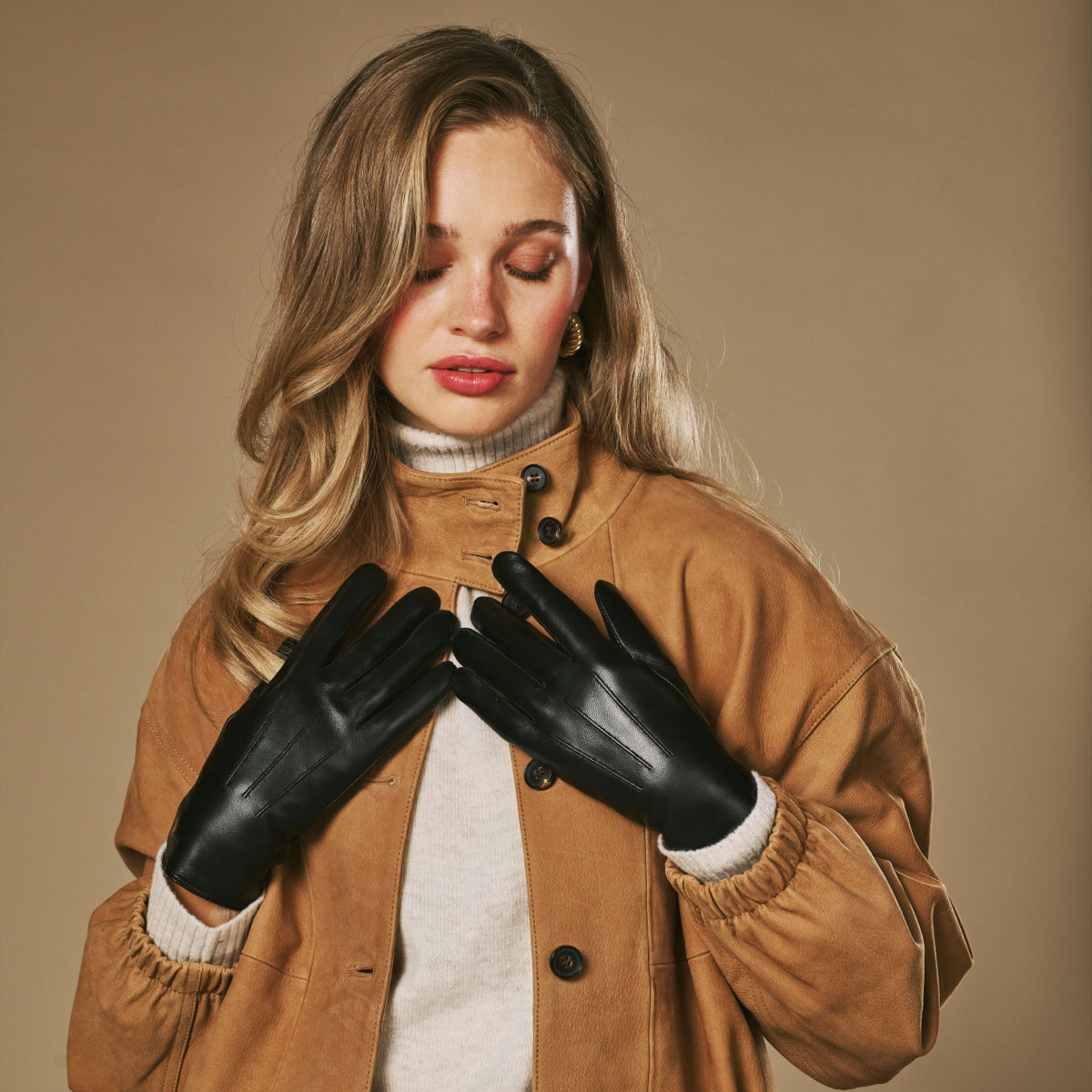 Julietta (black) - Lambskin leather gloves with plush rabbit fur lining and touchscreen feature — photo 8 of 10