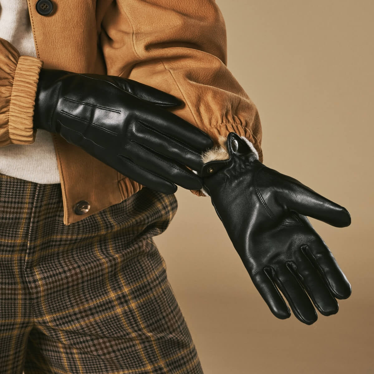 Julietta (black) - Lambskin leather gloves with plush rabbit fur lining and touchscreen feature — photo 10 of 10