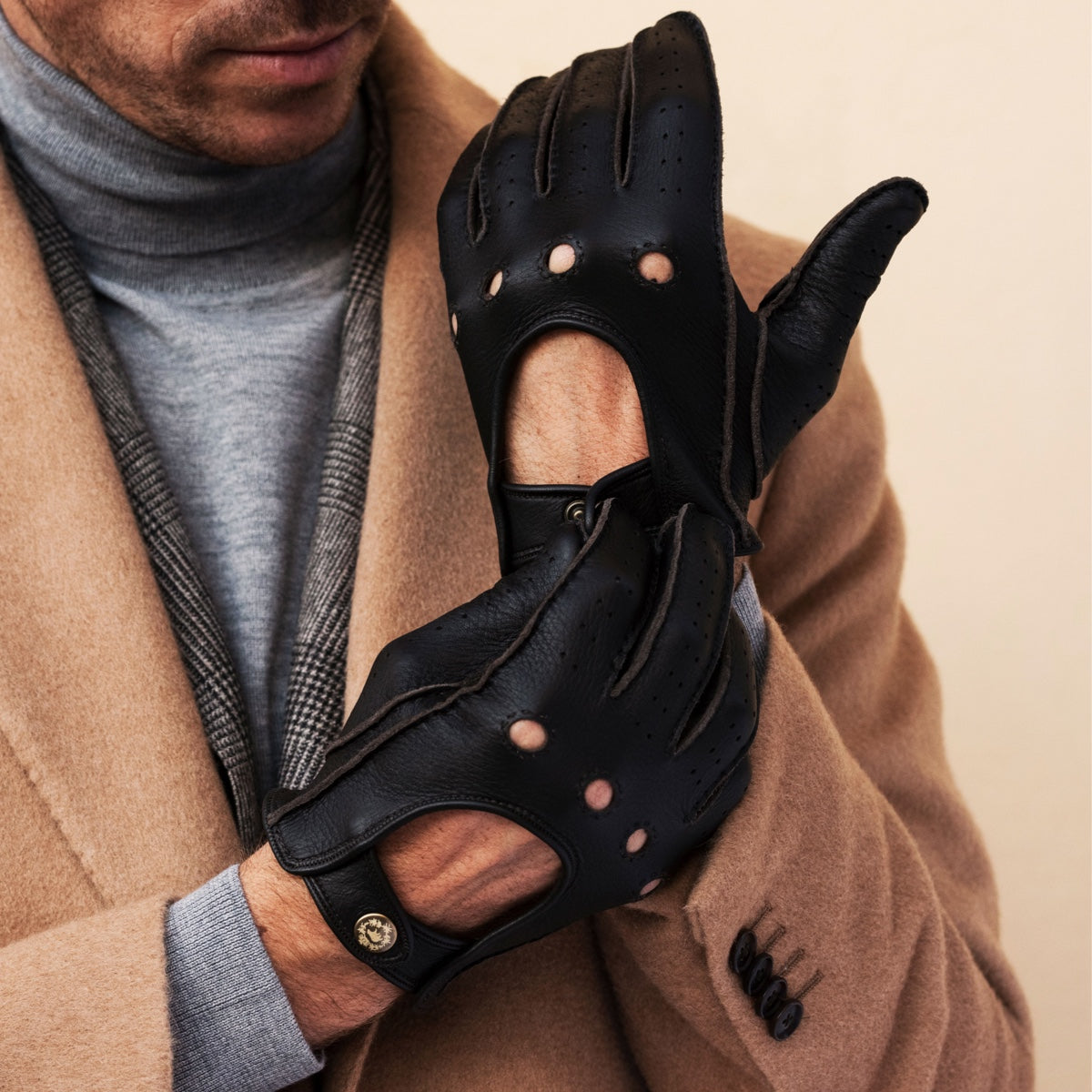 Leonardo (dark brown) - Italian driving gloves made of American deerskin leather — photo 7 of 10