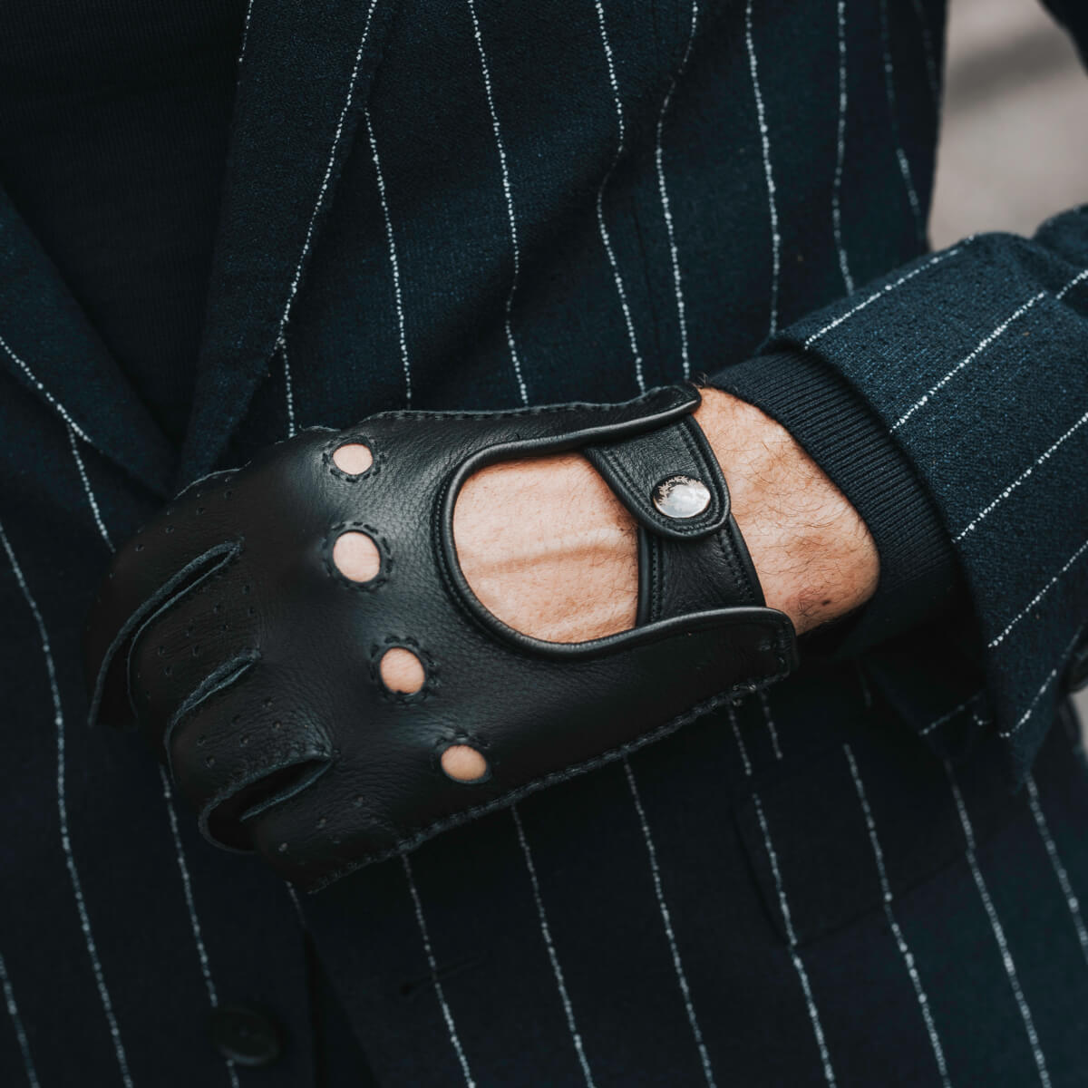 Leonardo (black) - Italian driving gloves made of American deerskin leather — photo 8 of 10