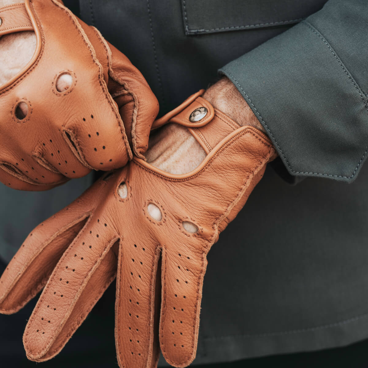 Leonardo (brown) - Italian driving gloves made of American deerskin leather — photo 6 of 10