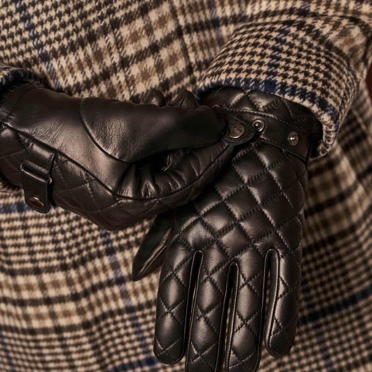 Luca (black) - Italian lambskin leather gloves with cashmere lining and checkered pattern — photo 9 of 10
