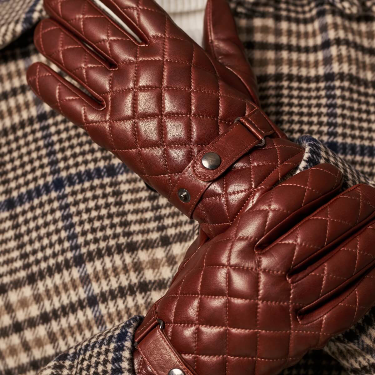Luca (brown) - Italian lambskin leather gloves with cashmere lining and checkered pattern — photo 8 of 10