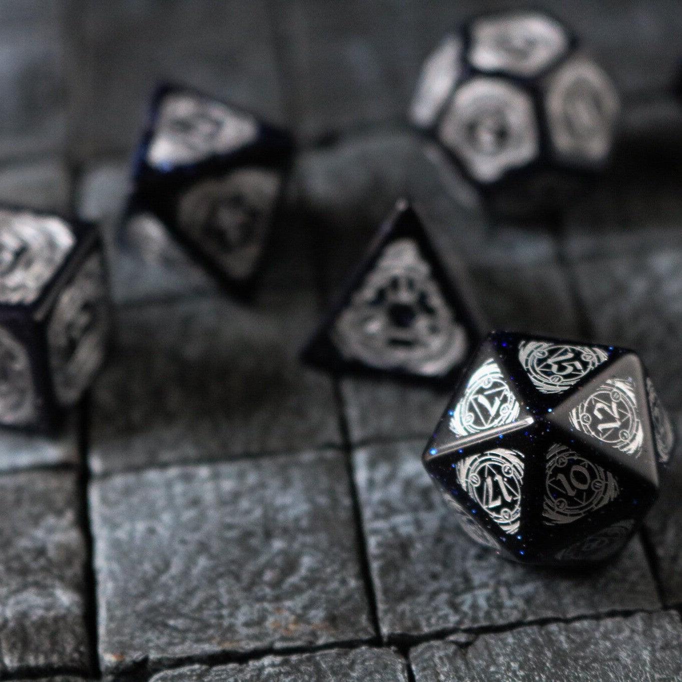 Juego de Dados de DND de Piedras Preciosas, Fuente Plateada de Arenisca Azul Furia de Mago