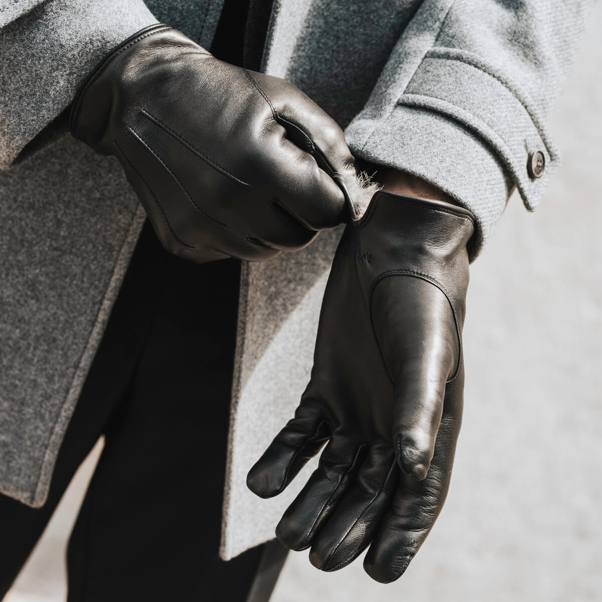 Marco (black) - Italian lambskin leather gloves with white rabbit fur lining