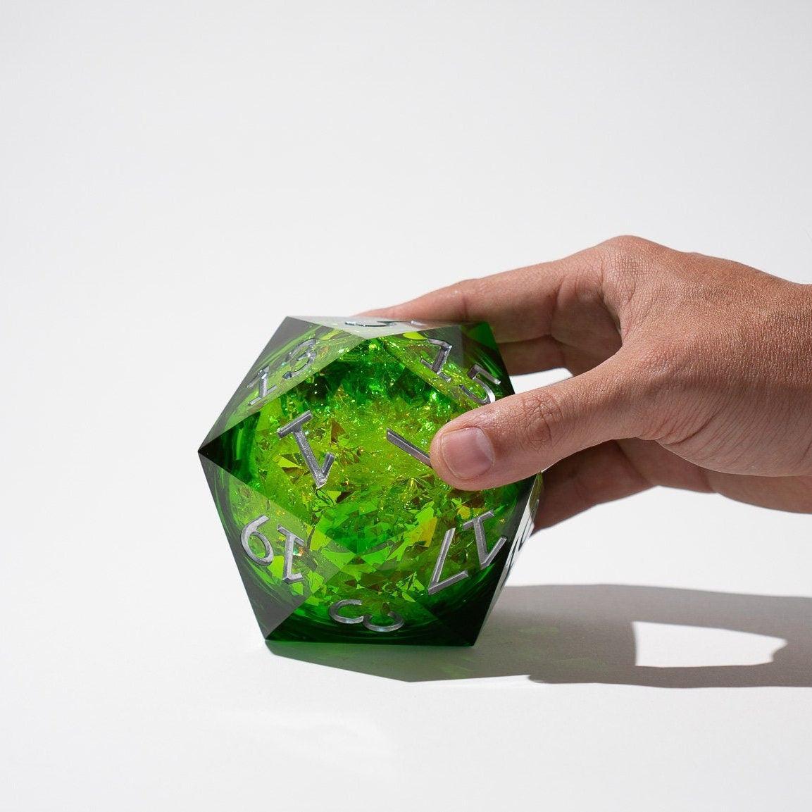 Dados y caja de resina hechos a mano Chonk de 95 mm con núcleo líquido verde masivo