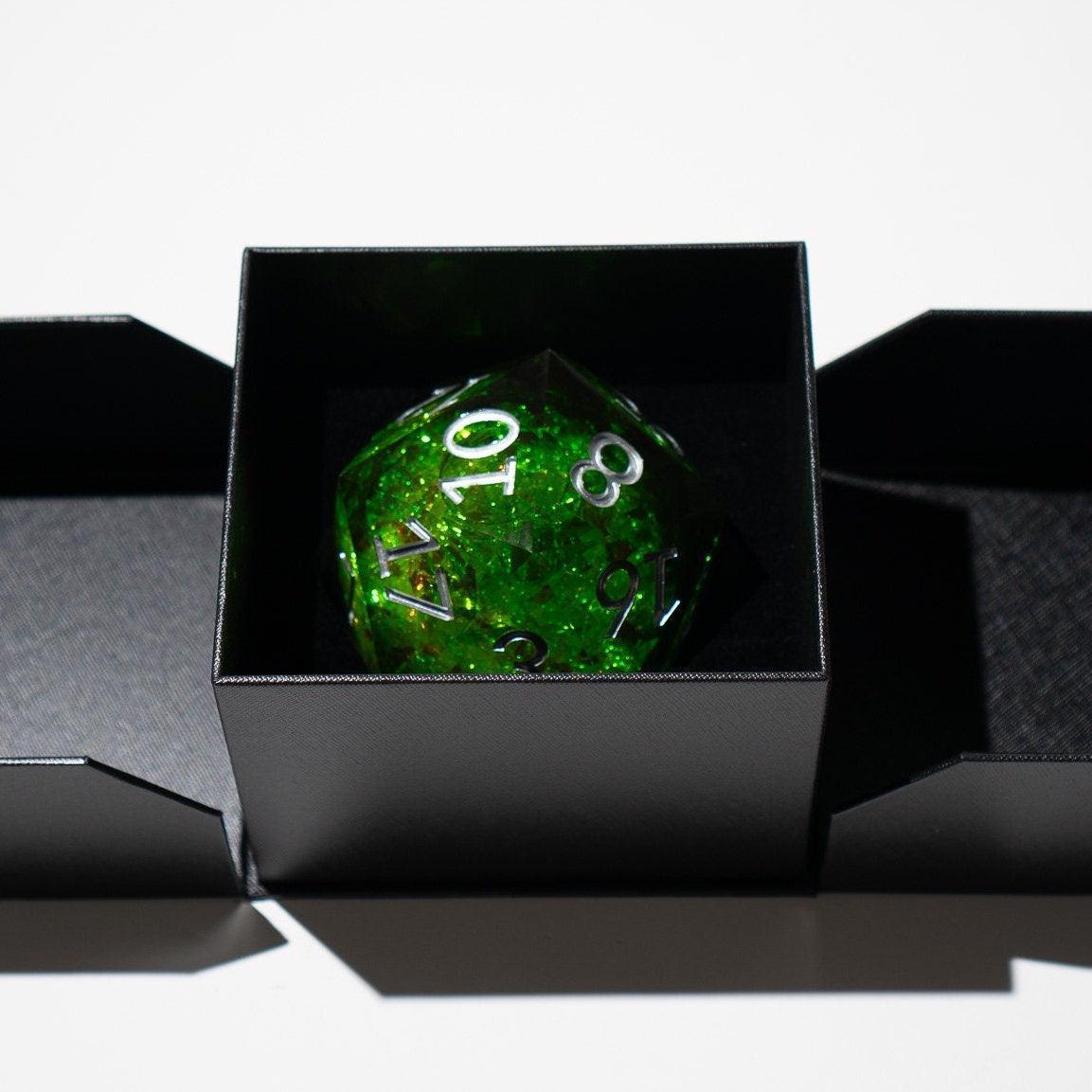 Dados y caja de resina hechos a mano Chonk de 95 mm con núcleo líquido verde masivo