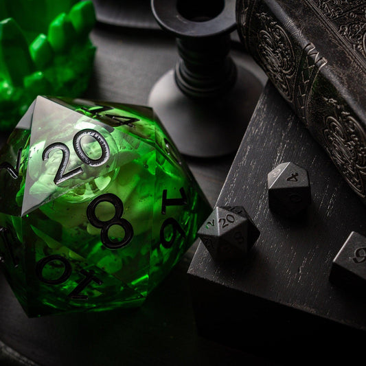 Dado y Caja de Resina Hechos a Mano "Chonk" de Calavera Verde Maciza con Núcleo Líquido de 95MM