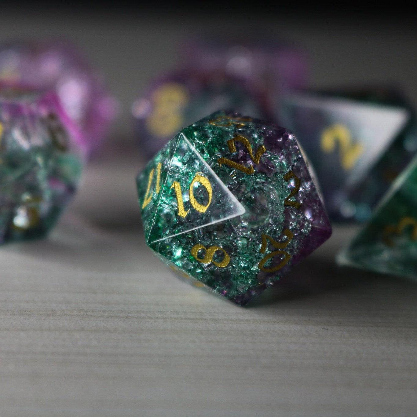Moon Gate Lila Schmiedefeuer Glas DND Würfel-Set