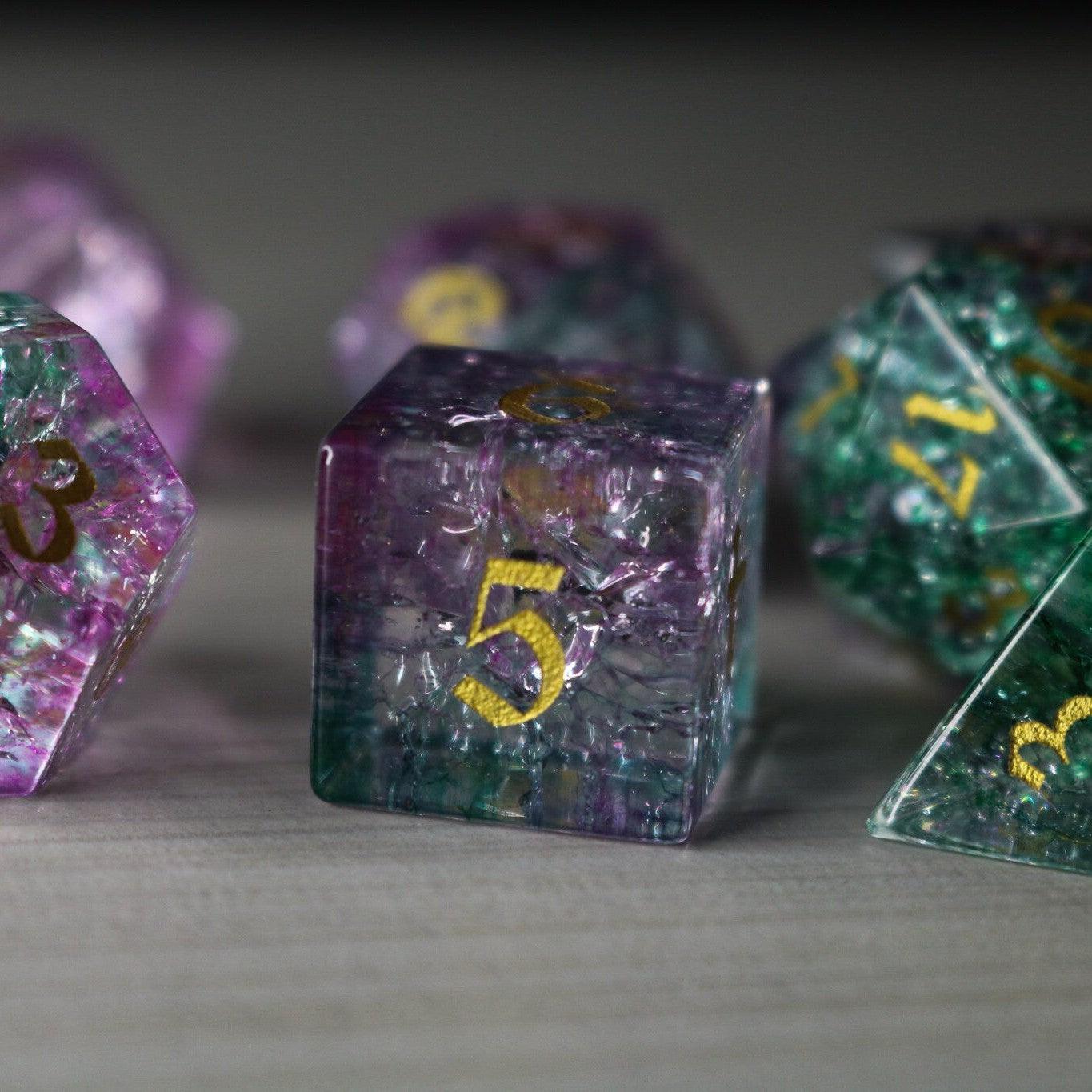 Moon Gate Lila Schmiedefeuer Glas DND Würfel-Set