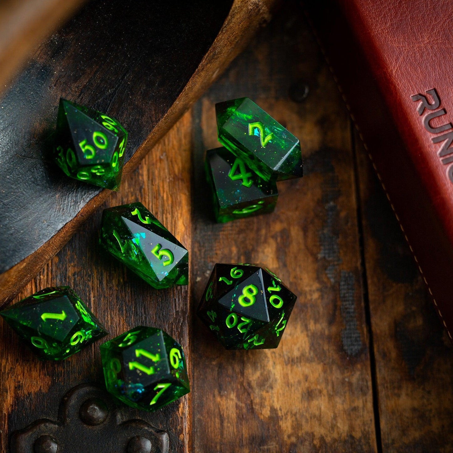 Nox Green Handgemachtes Harz-DND-Würfelset