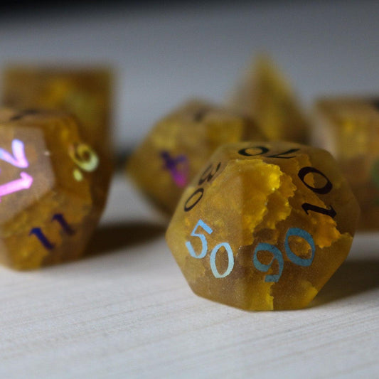Juego de dados DND de cristal craquelado, con dibujo de calabaza naranja de Halloween y un rayo
