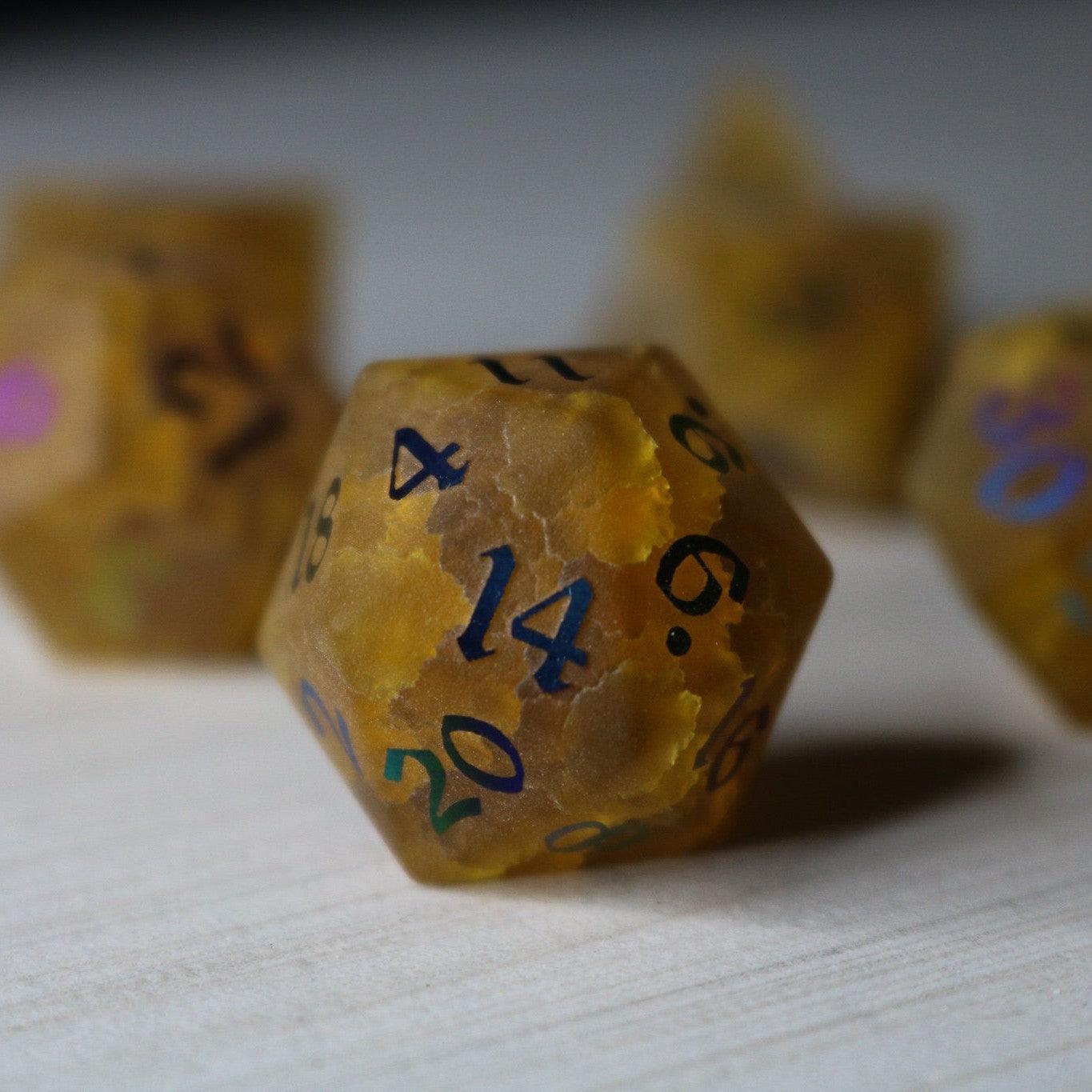 Juego de dados DND de cristal craquelado, con dibujo de calabaza naranja de Halloween y un rayo
