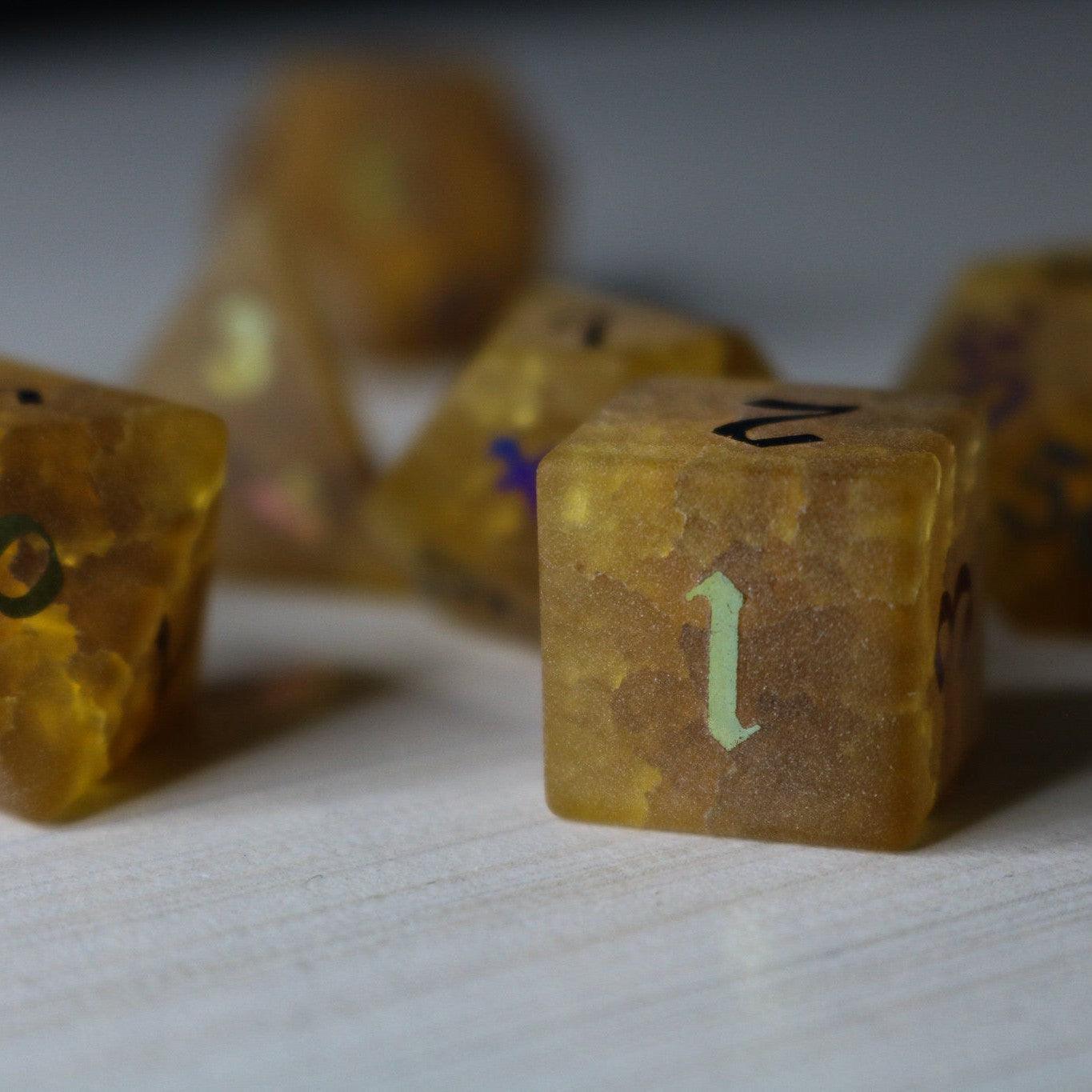 Juego de dados DND de cristal craquelado, con dibujo de calabaza naranja de Halloween y un rayo