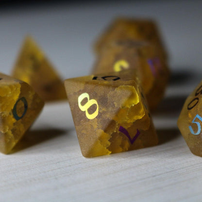 Juego de dados DND de cristal craquelado, con dibujo de calabaza naranja de Halloween y un rayo