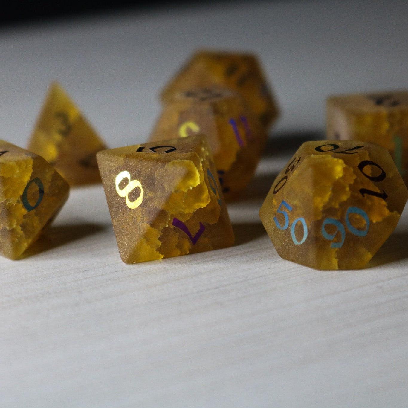 Juego de dados DND de cristal craquelado, con dibujo de calabaza naranja de Halloween y un rayo