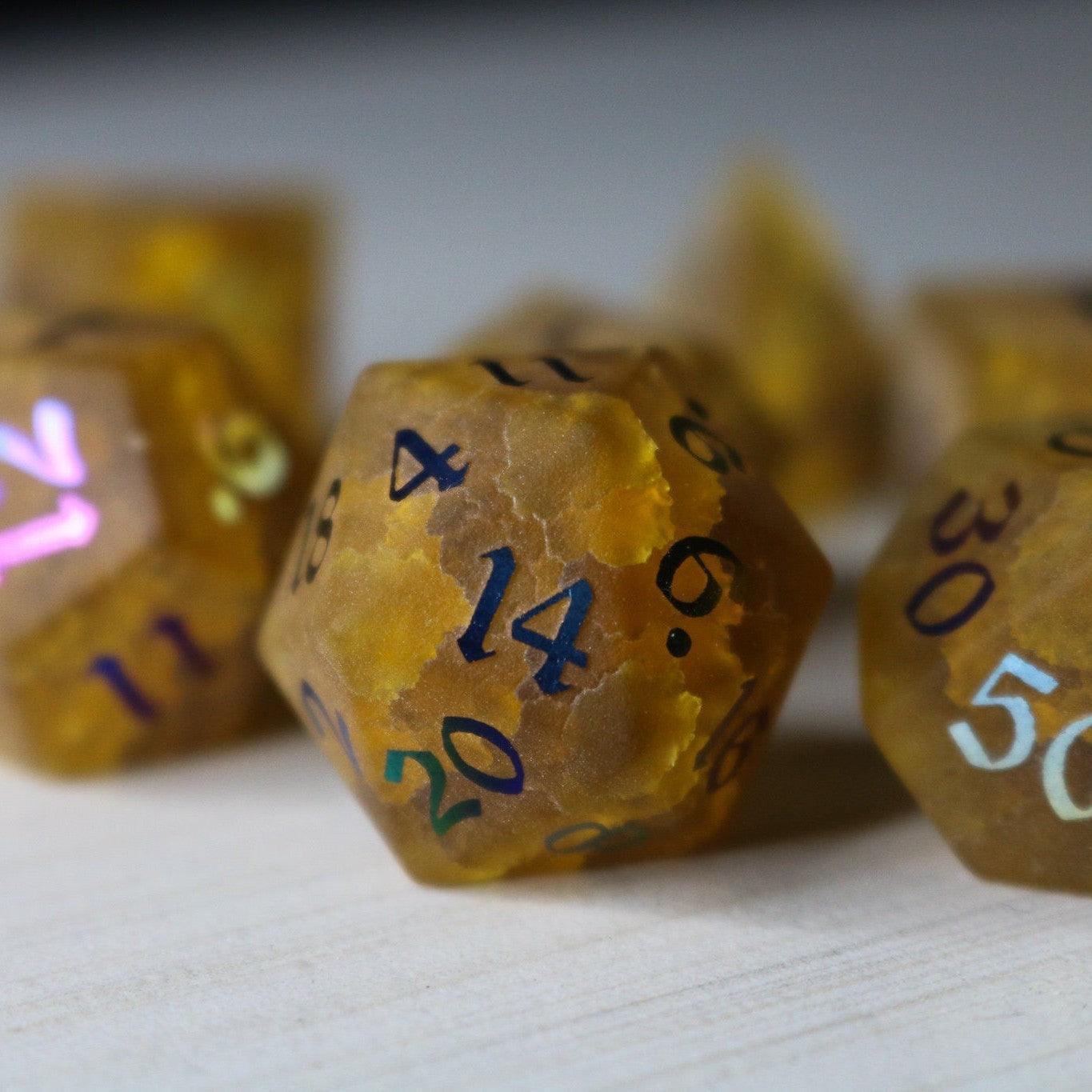Juego de dados DND de cristal craquelado, con dibujo de calabaza naranja de Halloween y un rayo