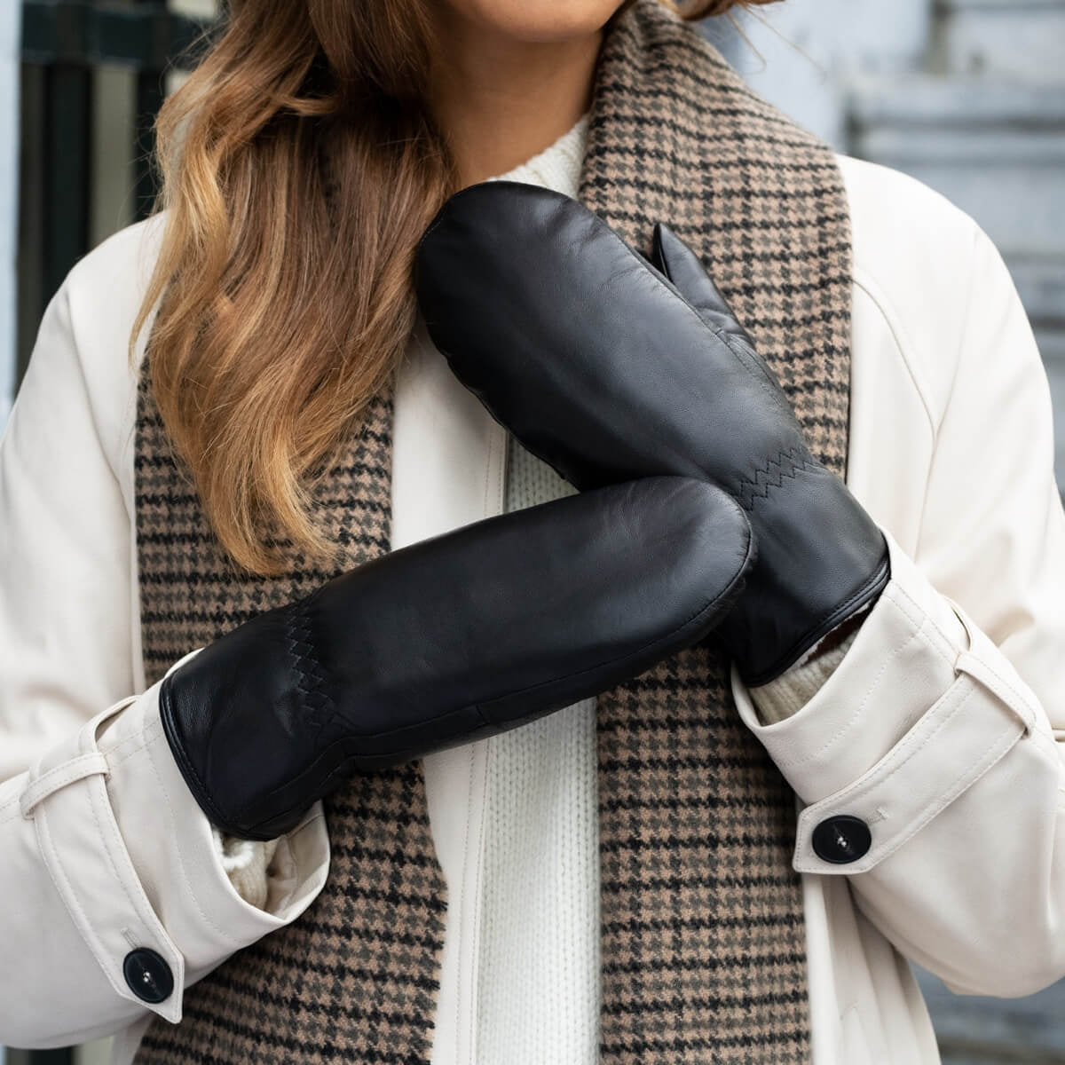 Paris (black) – Sheepskin leather mittens with lambswool lining and touchscreen feature — photo 3 of 10