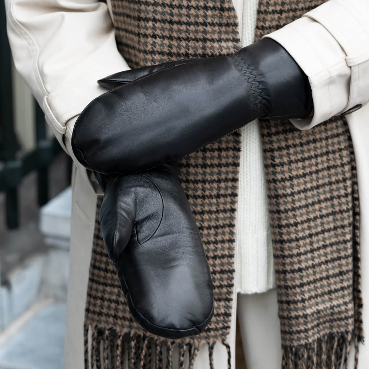 Paris (black) – Sheepskin leather mittens with lambswool lining and touchscreen feature — photo 8 of 10