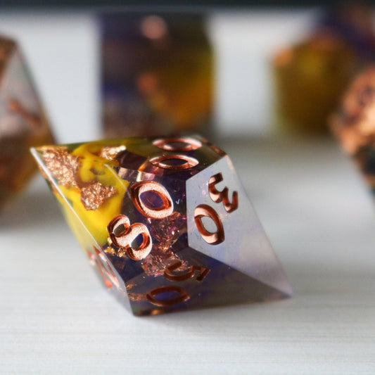 Juego de dados de resina DND hechos a mano morado y dorado