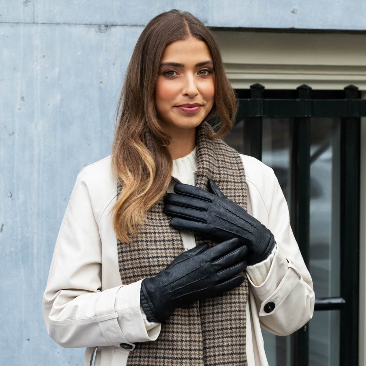 Raya (black) – Deerskin leather gloves with warm wool lining — photo 5 of 10