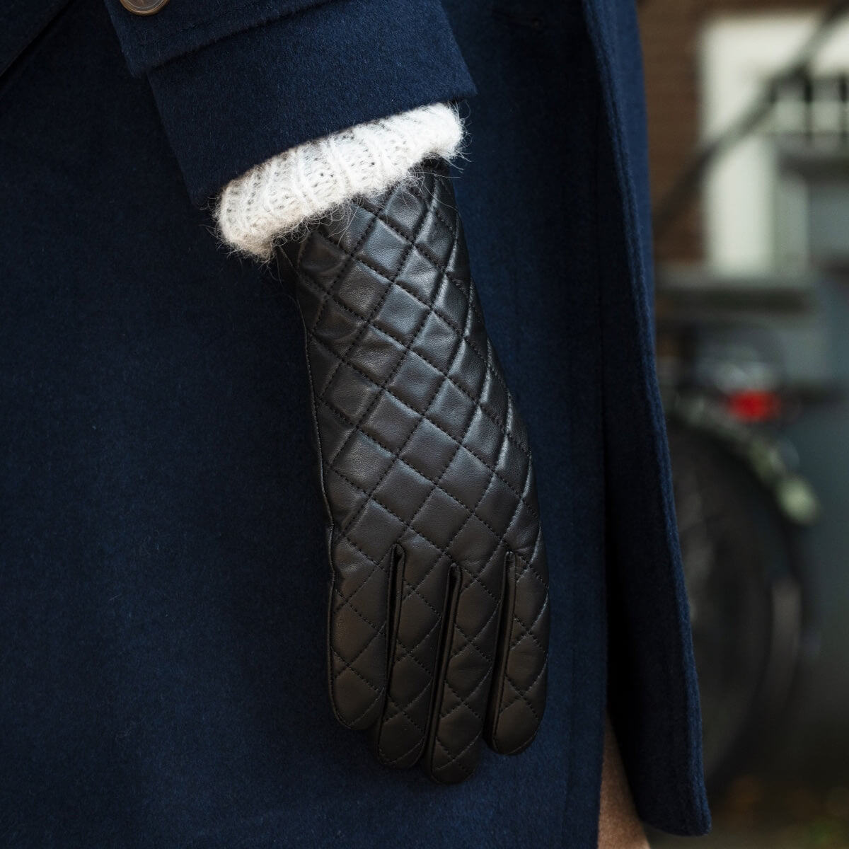 Selena (black) – Sheepskin leather gloves with diamond pattern and touchscreen feature — photo 5 of 8