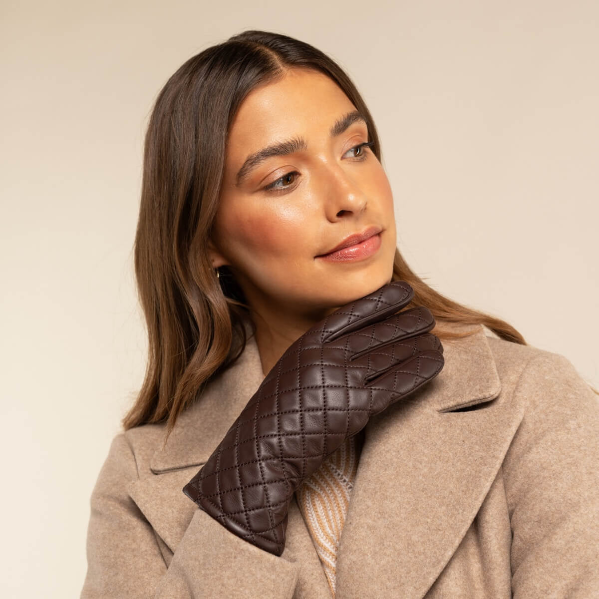 Selena (brown) – Sheepskin leather gloves with diamond pattern and touchscreen feature — photo 10 of 10