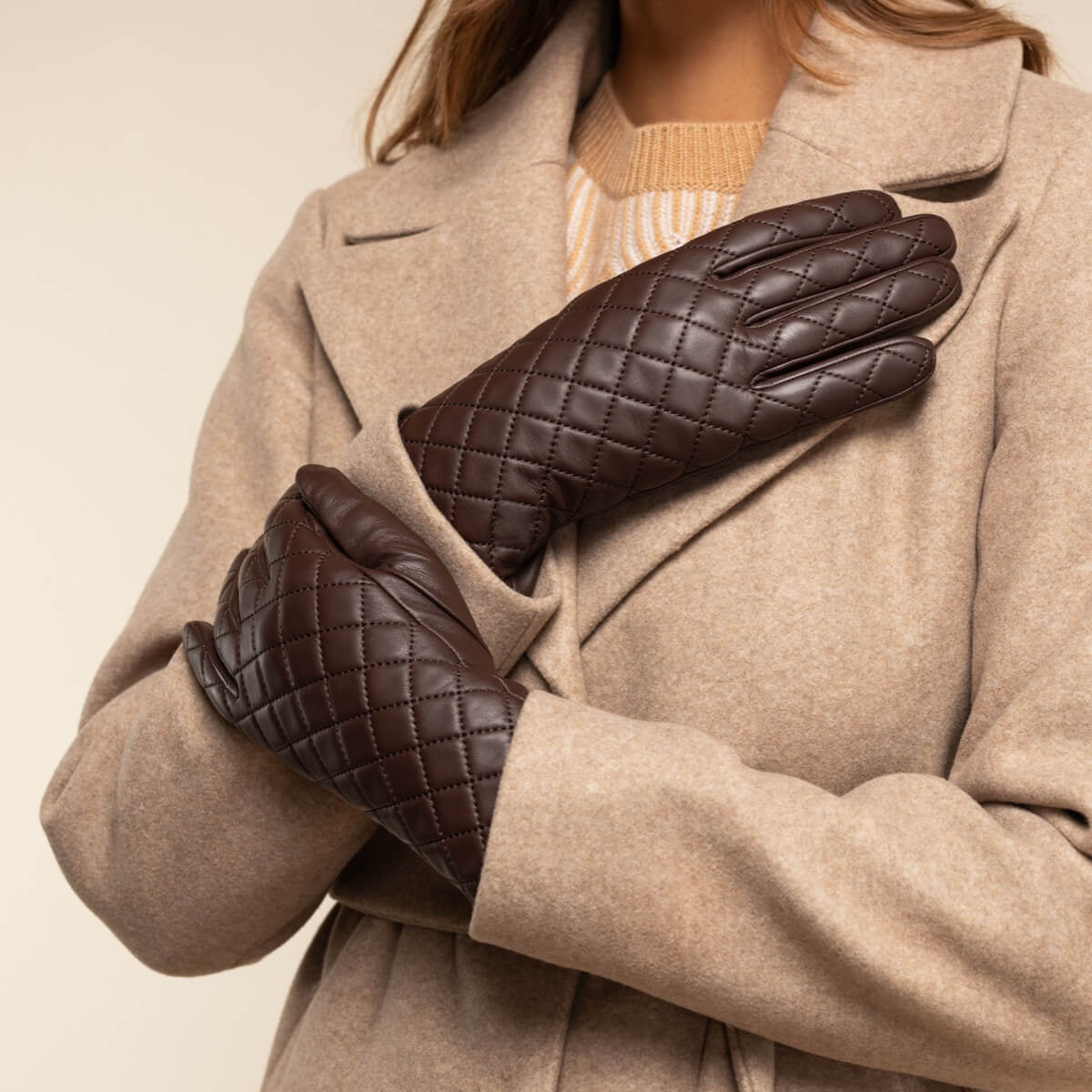 Selena (brown) – Sheepskin leather gloves with diamond pattern and touchscreen feature — photo 7 of 10