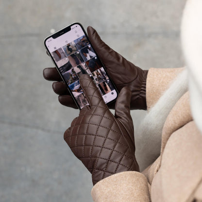 Selena (brown) – Sheepskin leather gloves with diamond pattern and touchscreen feature — photo 3 of 10