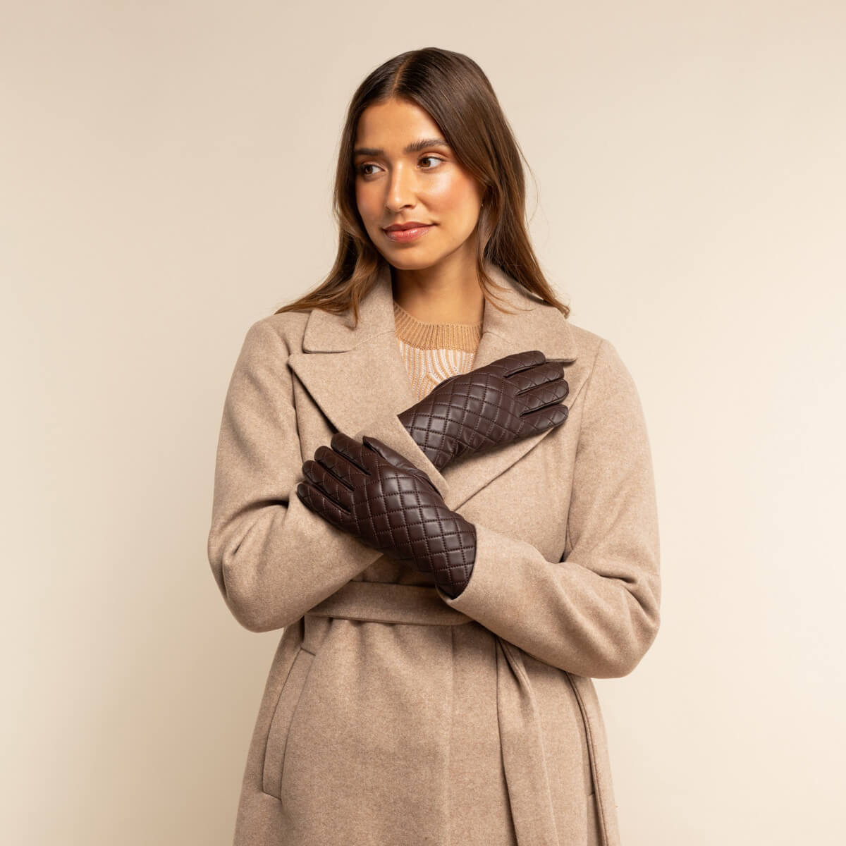 Selena (brown) – Sheepskin leather gloves with diamond pattern and touchscreen feature — photo 4 of 10