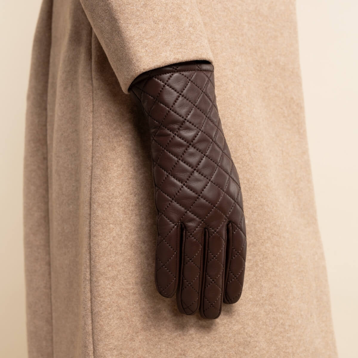 Selena (brown) – Sheepskin leather gloves with diamond pattern and touchscreen feature — photo 5 of 10