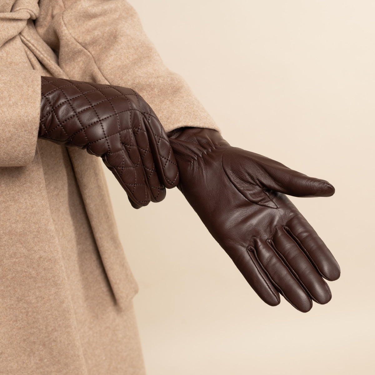 Selena (brown) – Sheepskin leather gloves with diamond pattern and touchscreen feature — photo 8 of 10