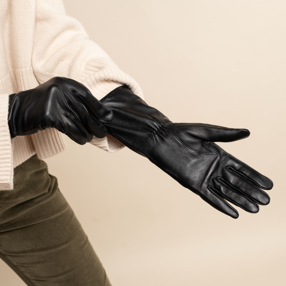 Skylar (black) – Extra-long sheepskin leather gloves with wool/cashmere lining & touchscreen capability — photo 9 of 10