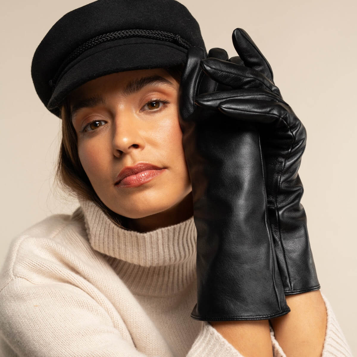 Skylar (black) – Extra-long sheepskin leather gloves with wool/cashmere lining & touchscreen capability — photo 3 of 10