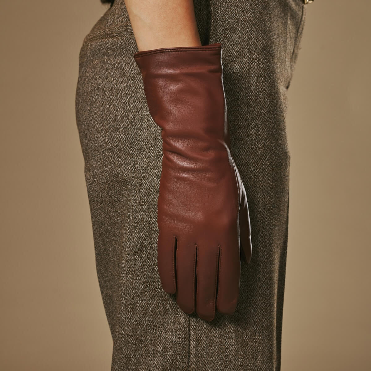Skylar (brown) – Extra-long sheepskin leather gloves with wool/cashmere lining & touchscreen capability — photo 8 of 10