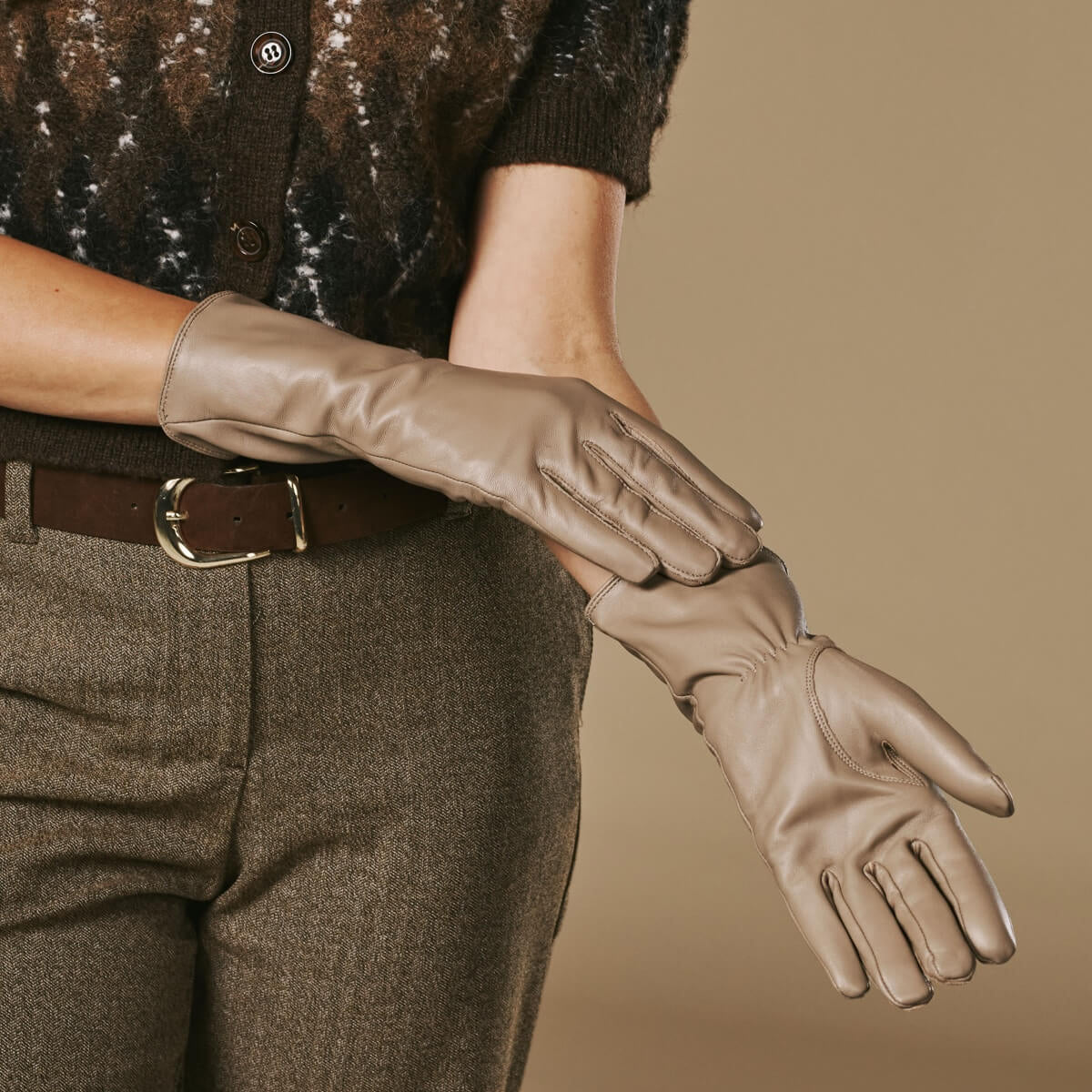 Skylar (taupe) – Extra-long sheepskin leather gloves with wool/cashmere lining & touchscreen capability — photo 7 of 10
