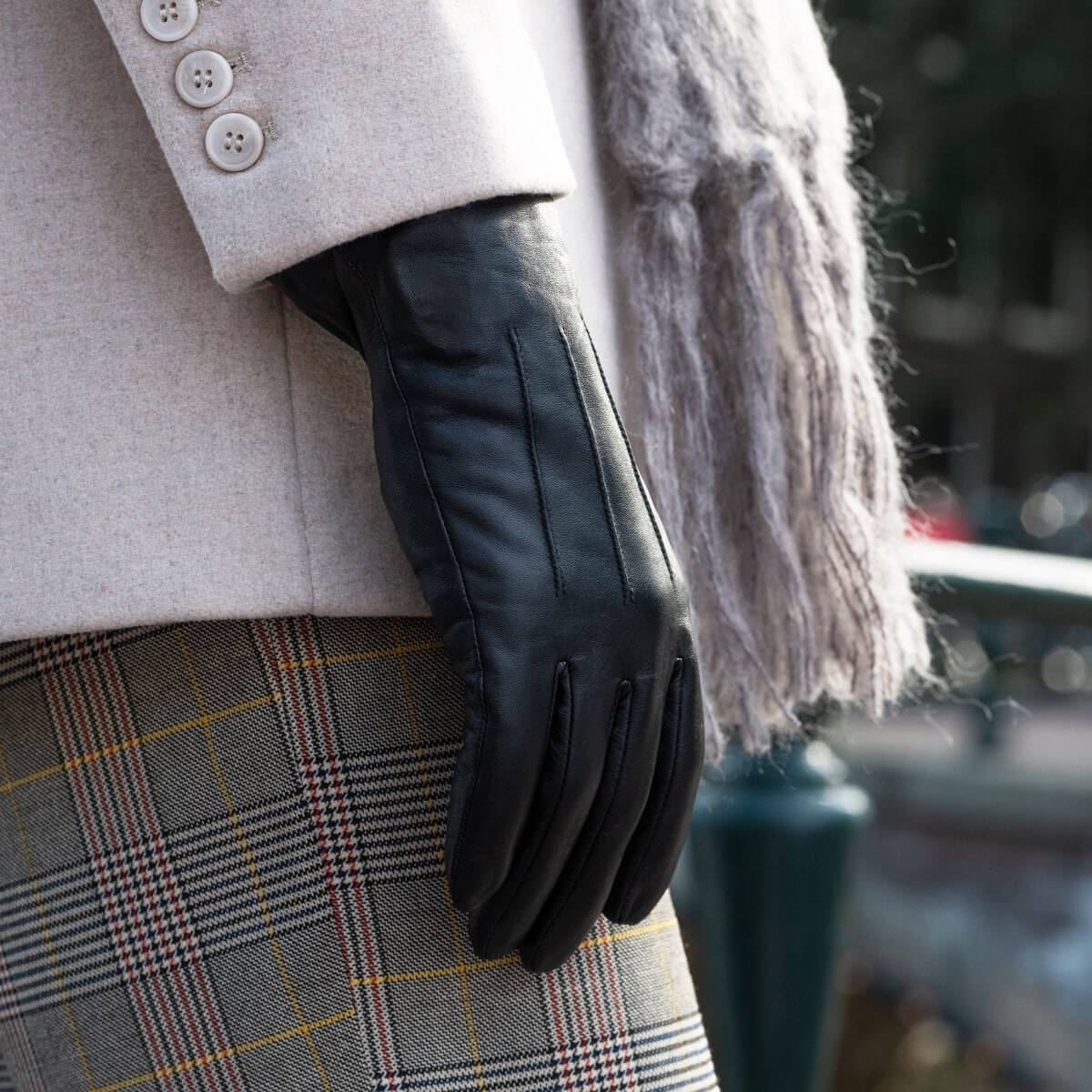Stella (black) – Sheepskin leather gloves with ultra-warm fleece lining & touchscreen functionality — photo 5 of 7